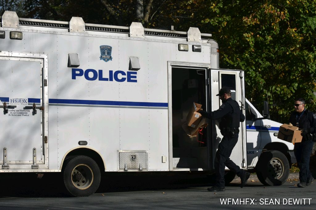 (Update) Police investigate suspicious package