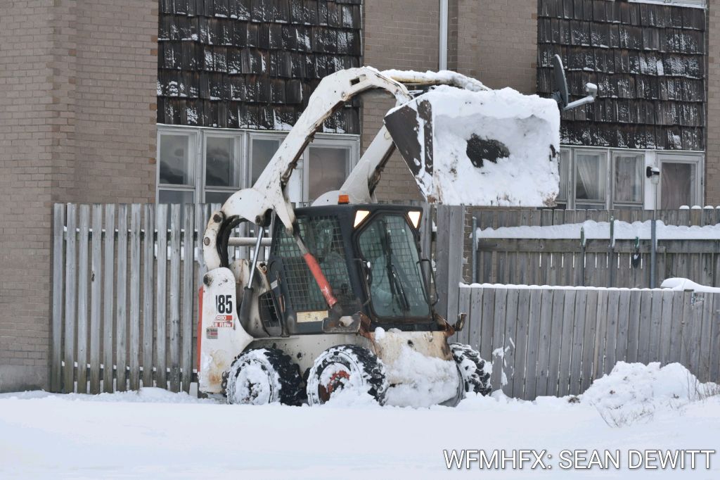 Snow storm brings minimal traffic delays, snow clearing operations continue