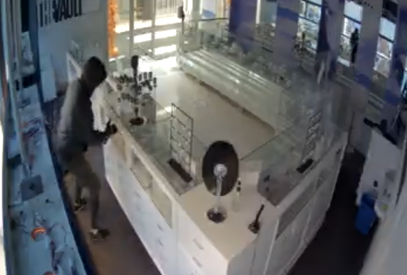 Police investigate break and enter into jewelry store