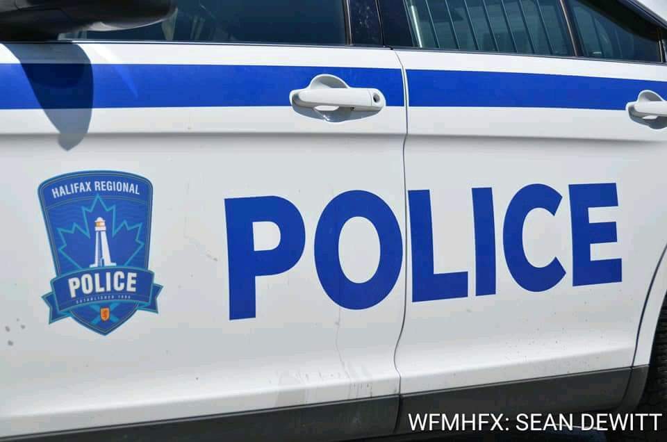 Police investigate break and enter  / Police arrest man for robbery and pursuit