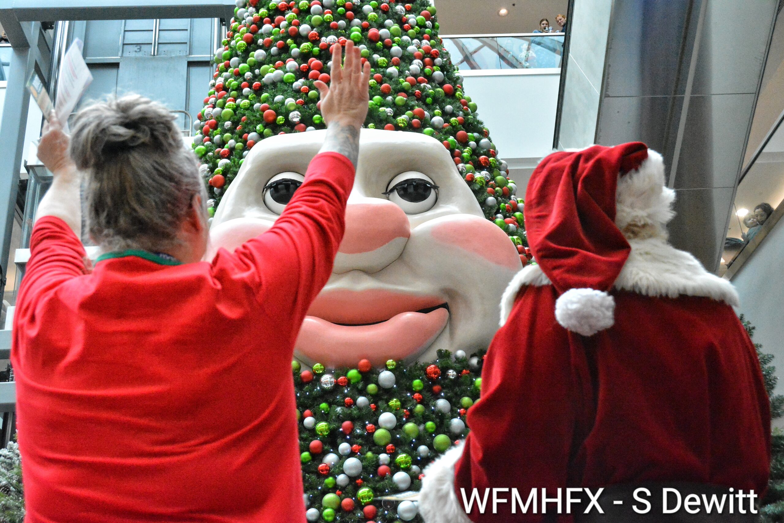 In photos – Woody is up!  With the help of an eager gathering, this famous tree has woken up and is ready to greet guests at Mic Mac Mall!