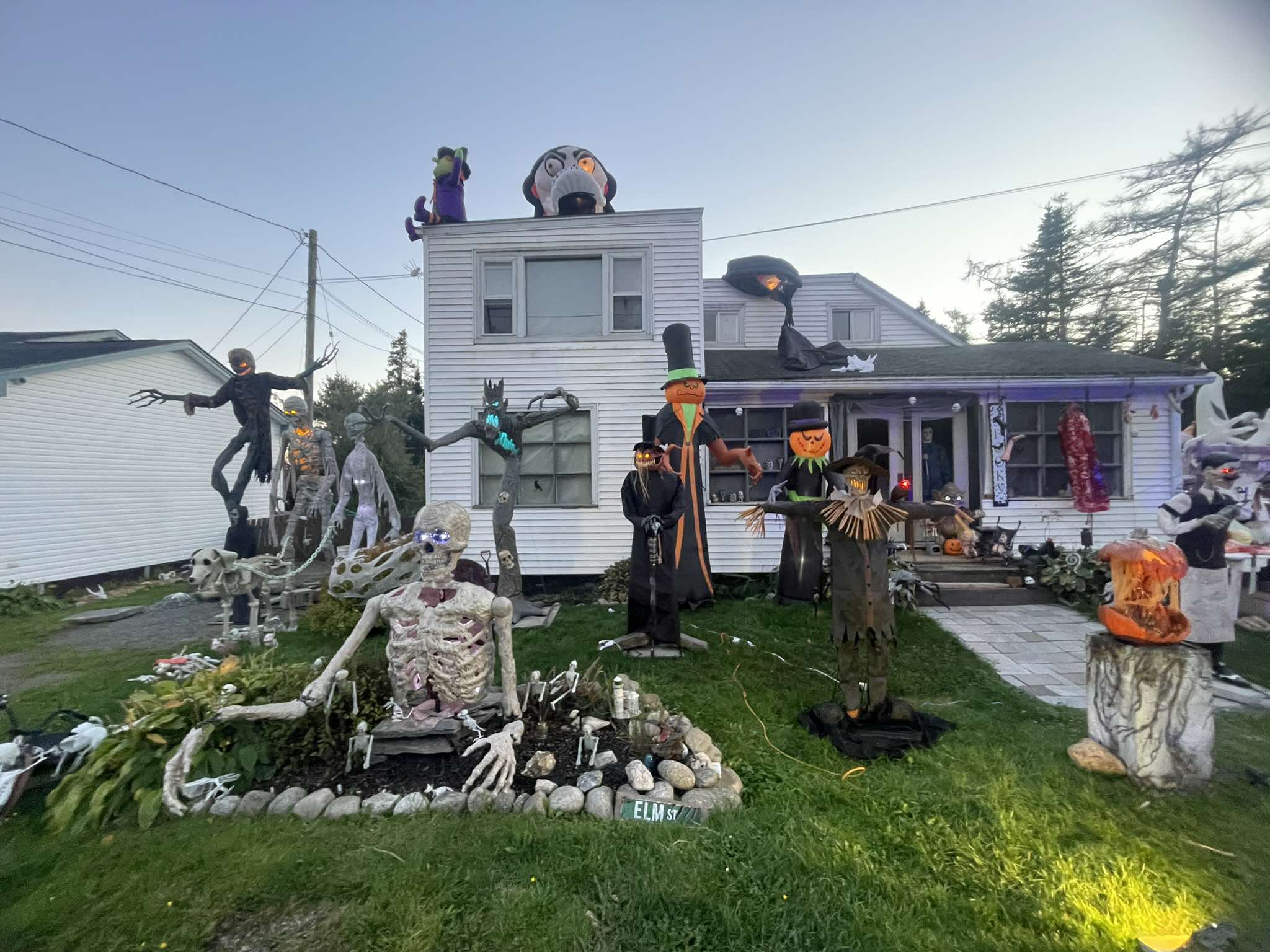 Bonus Halloween yard post via Jenn Snair