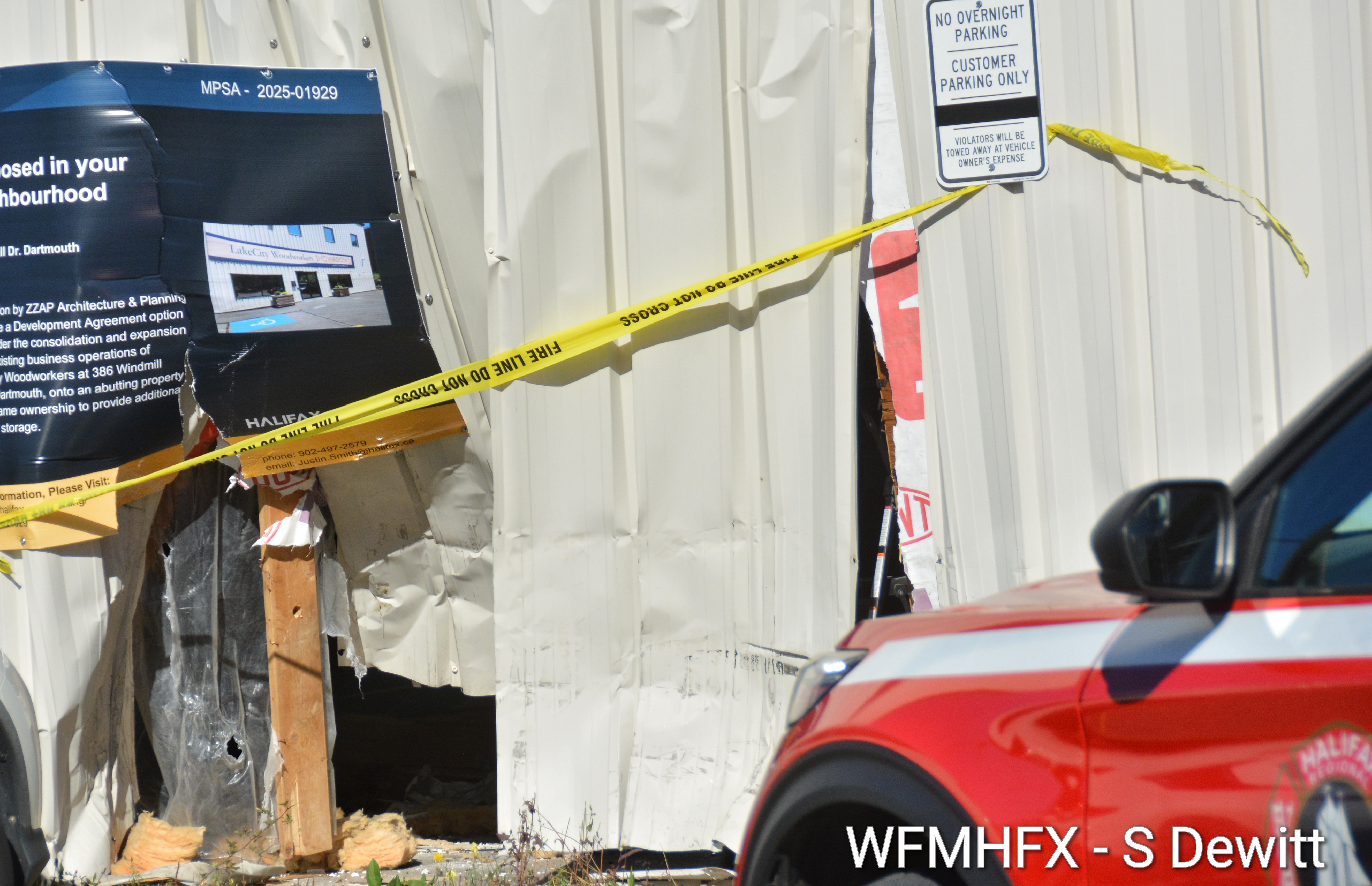 Car crashes into building on Windmill Rd